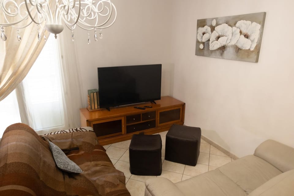Communal lounge/ TV room, TV and multimedia, Living room, Seating area, Evening entertainment