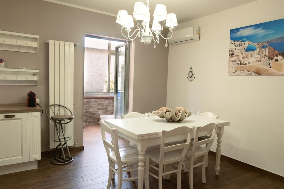 Kitchen or kitchenette, Dining area, air conditioner