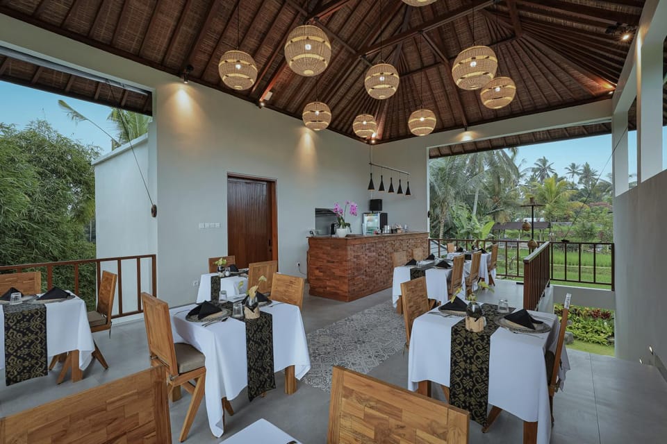 Restaurant/places to eat, View (from property/room), Seating area, Dinner