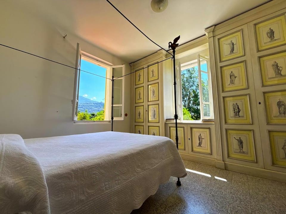 Photo of the whole room, Bedroom, wardrobe