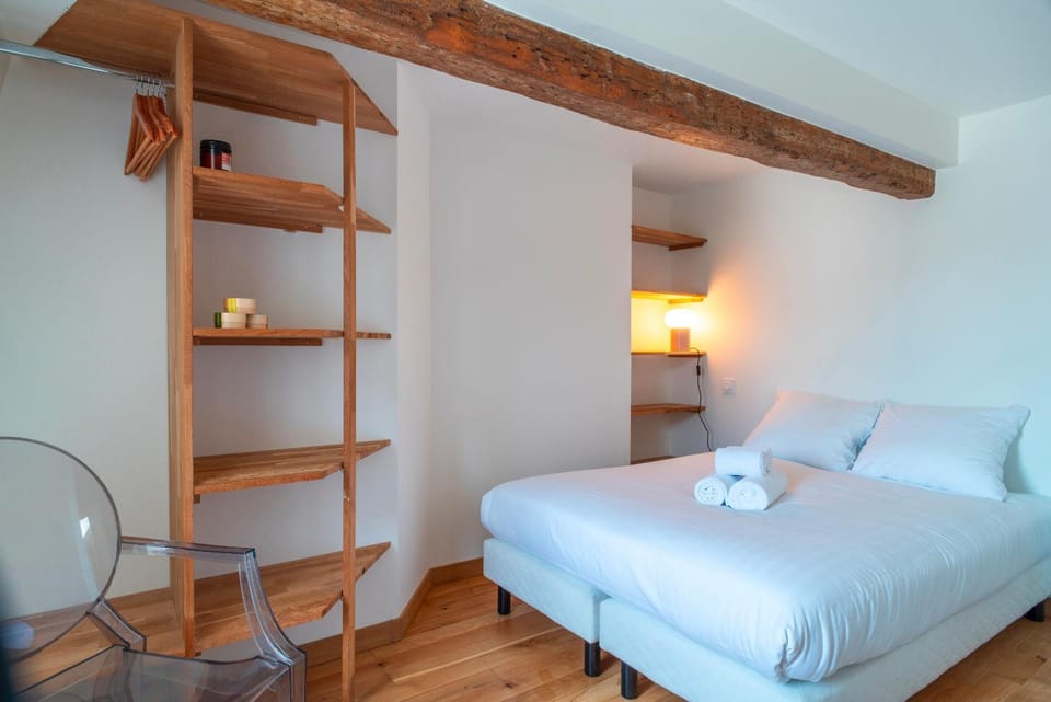 Photo of the whole room, Bedroom