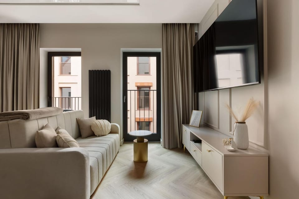 Bed, TV and multimedia, Living room, Photo of the whole room, Seating area