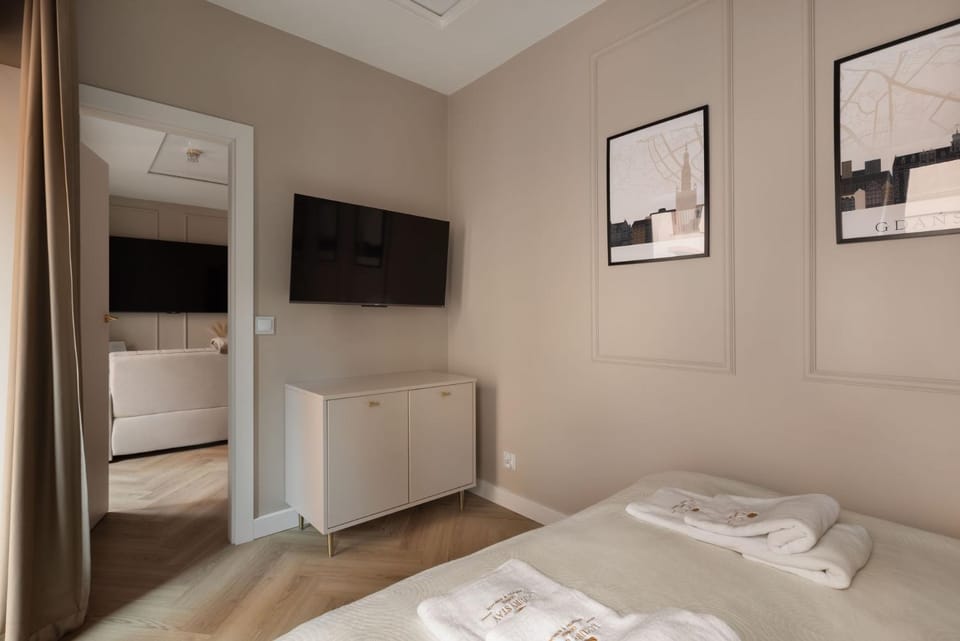 Bed, TV and multimedia, Photo of the whole room, Bedroom, towels, wardrobe