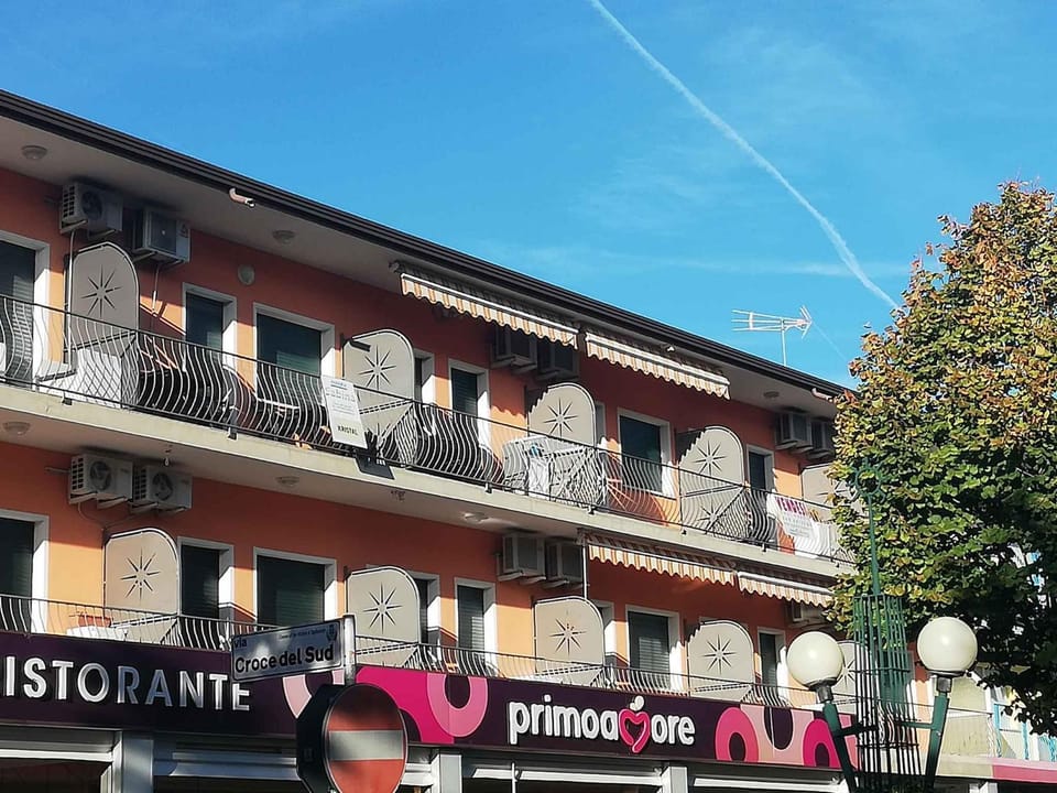 Property building, Summer, Balcony/Terrace