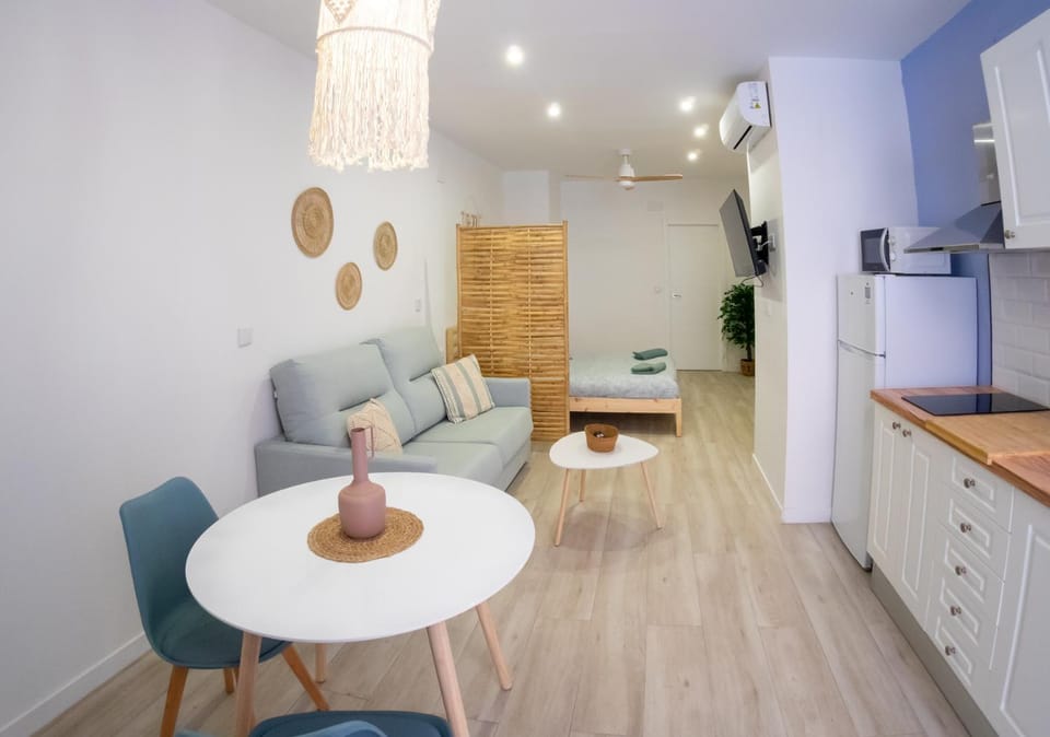 Kitchen or kitchenette, Seating area, Dining area