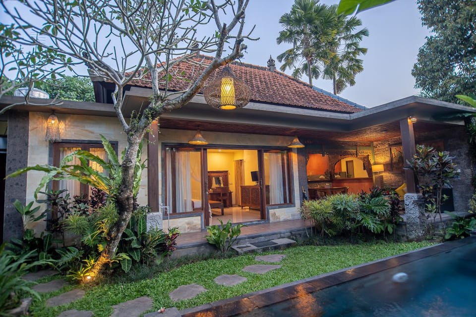 Property building, Garden view, Pool view, Swimming pool