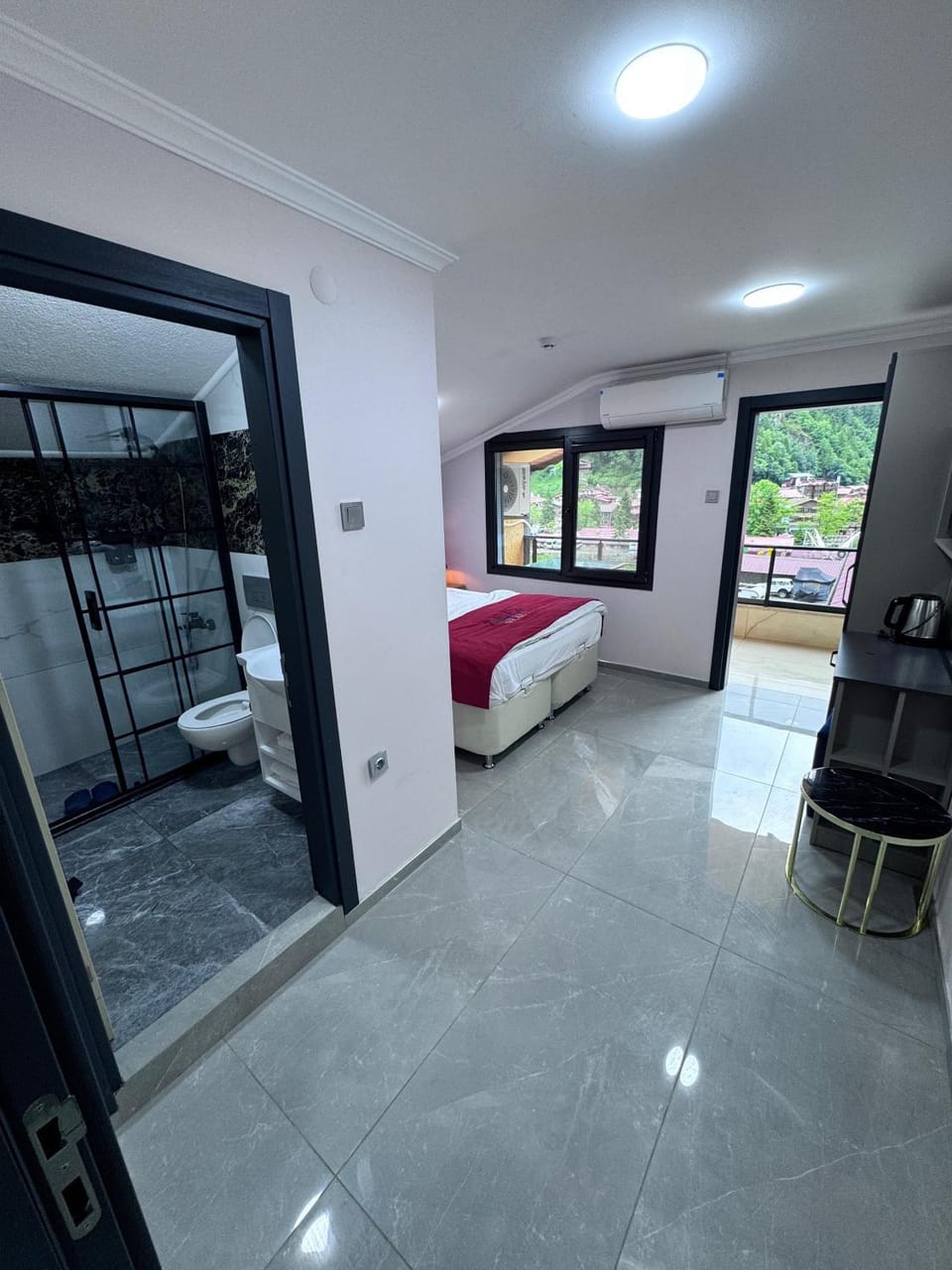Bed, TV and multimedia, Photo of the whole room, Bedroom