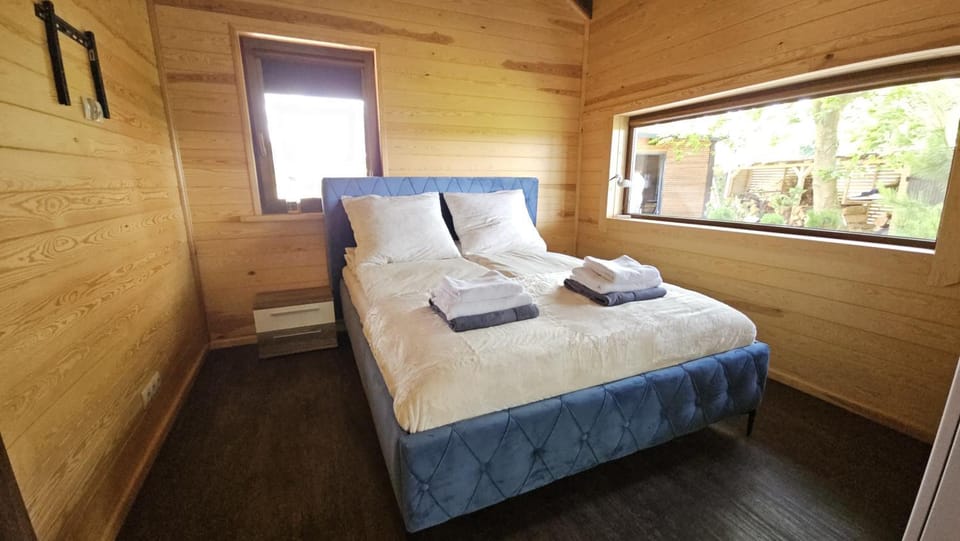 Bed, Other, Other, Other, Photo of the whole room, Seating area, Bedroom, towels, towels