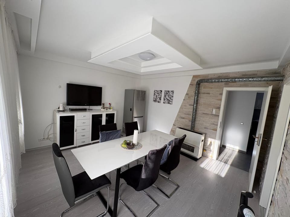 Communal lounge/ TV room, TV and multimedia, Dining area