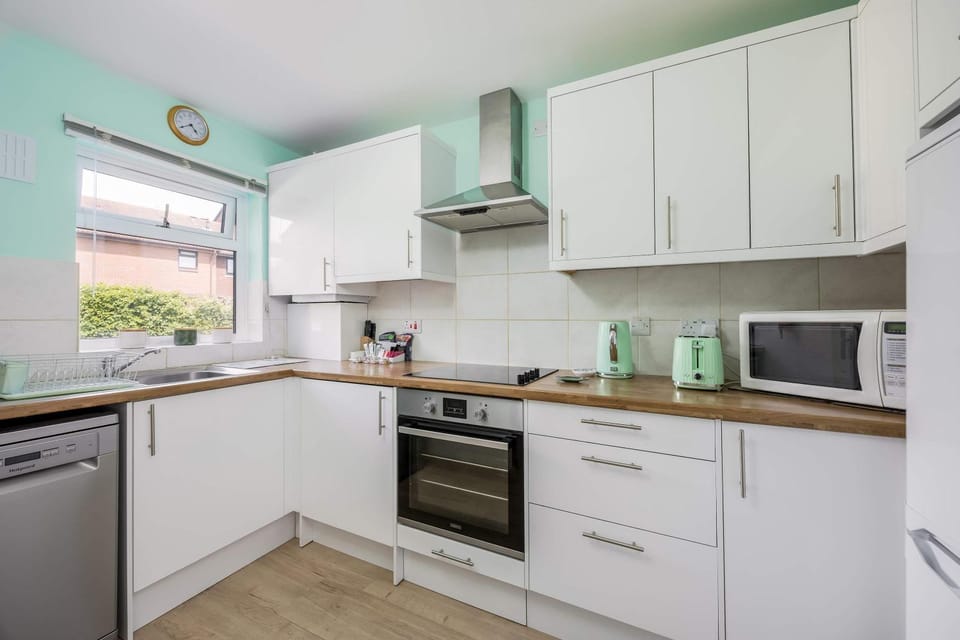 Sea Cloud - 2-bedroom House with Courtyard Garden House in Poole