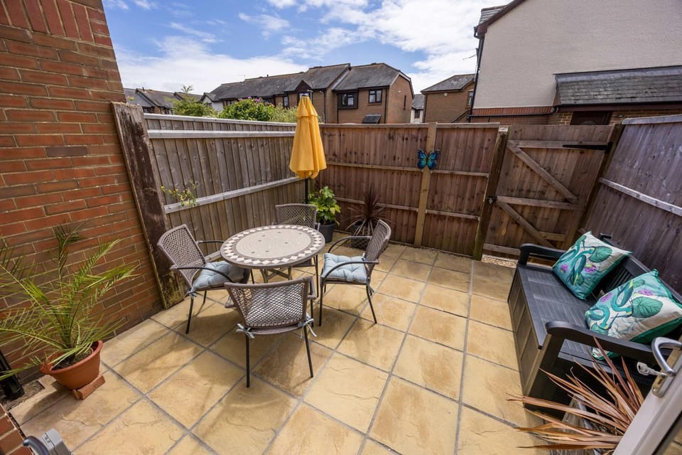Sea Cloud - 2-bedroom House with Courtyard Garden House in Poole