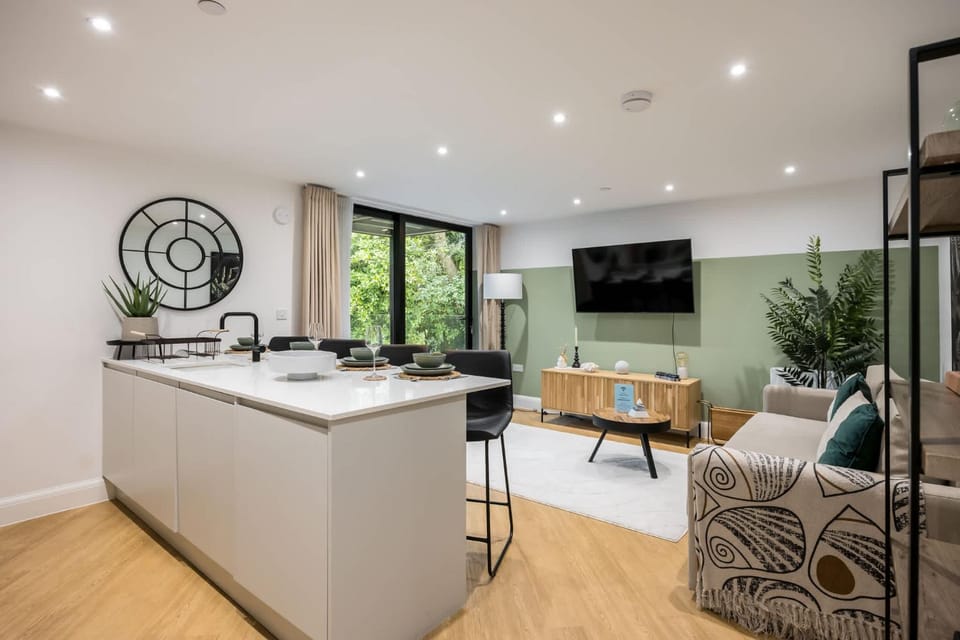 TV and multimedia, Kitchen or kitchenette, Living room, Seating area, Dining area