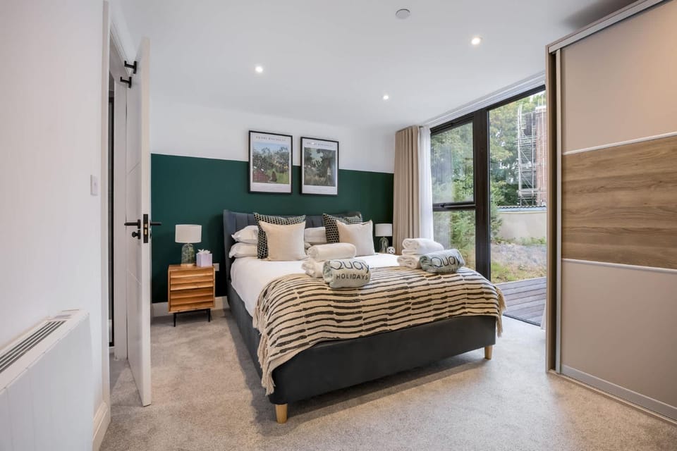 Bed, Bedroom, towels