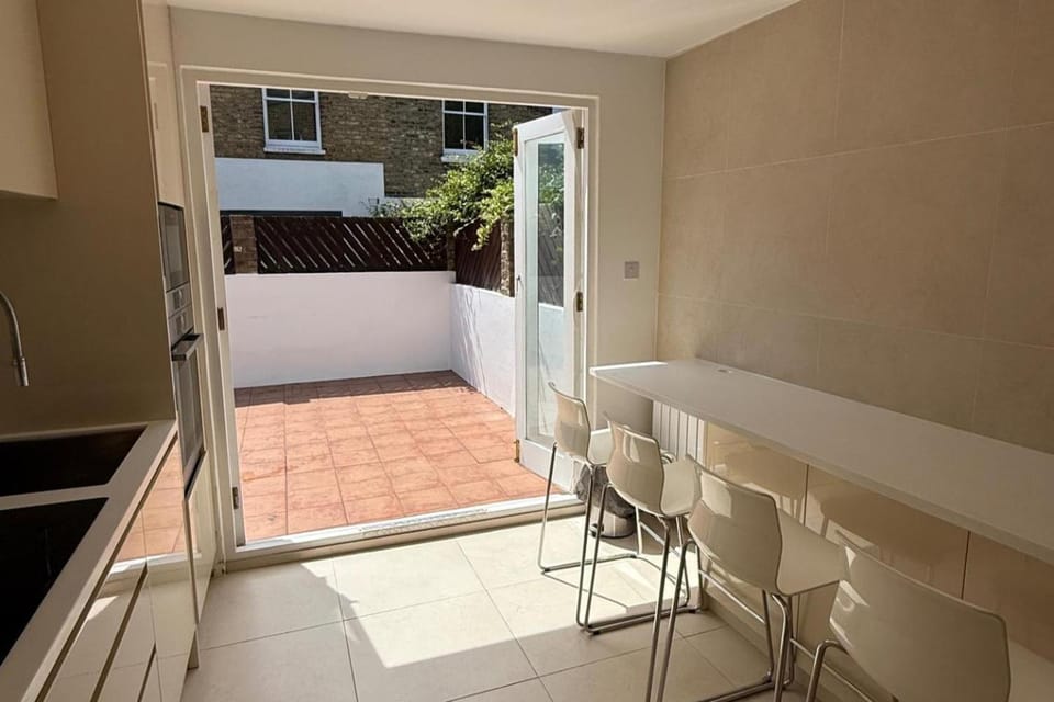 5 Bed House - Sleeps 8 - Pets - Parking - Wifi House in London