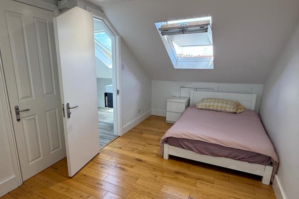 5 Bed House - Sleeps 8 - Pets - Parking - Wifi House in London