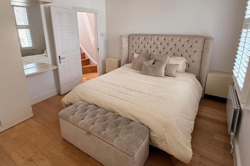 5 Bed House - Sleeps 8 - Pets - Parking - Wifi House in London