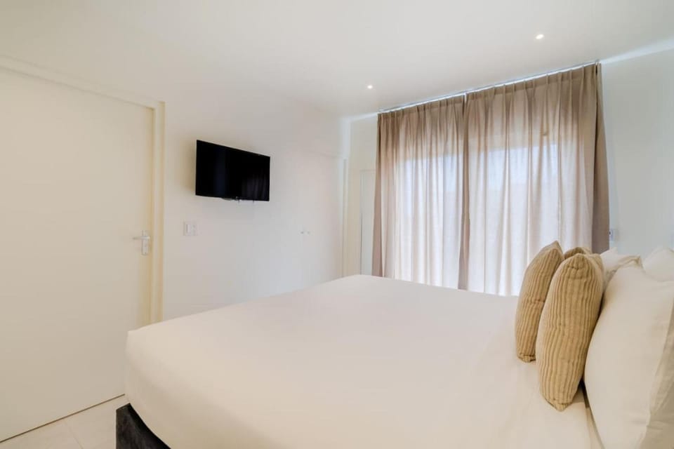 Bed, TV and multimedia, Bedroom