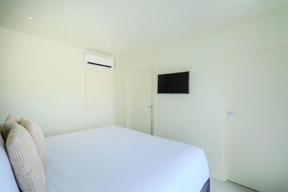 Bed, TV and multimedia, Bedroom, air conditioner