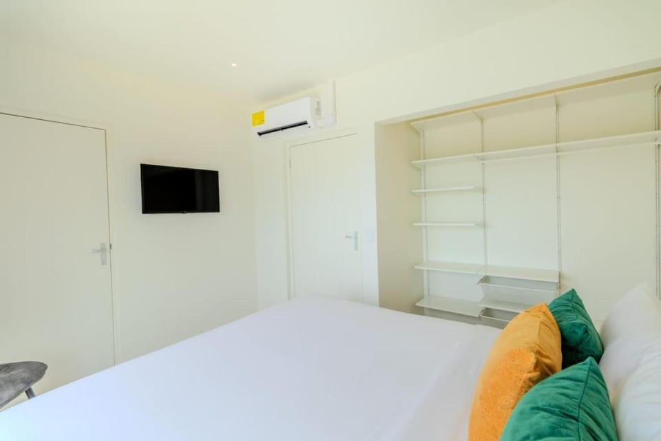 Bed, TV and multimedia, air conditioner
