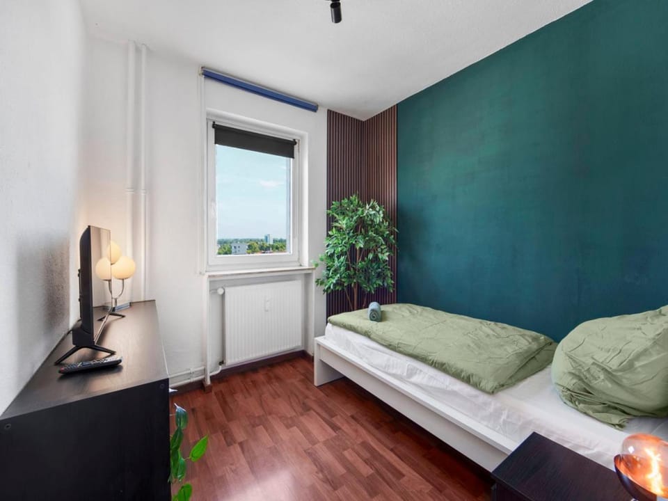 Bed, TV and multimedia, Photo of the whole room, Bedroom