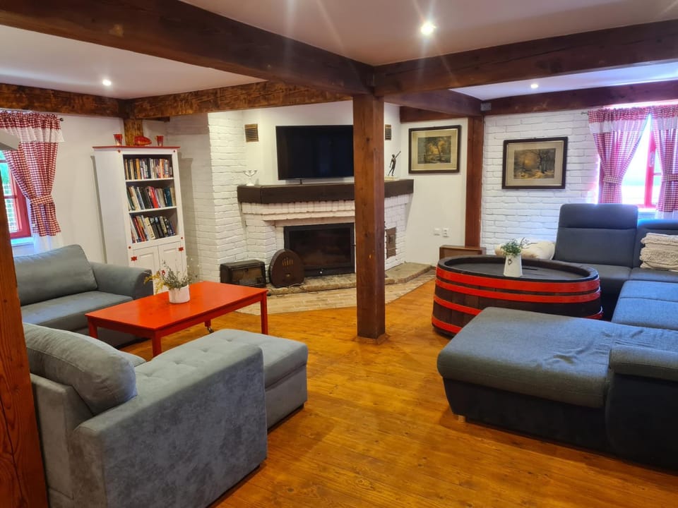 Communal lounge/ TV room, Library, TV and multimedia, Living room, Seating area, Evening entertainment