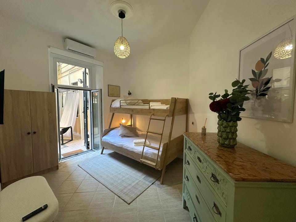 Bedroom, bunk bed