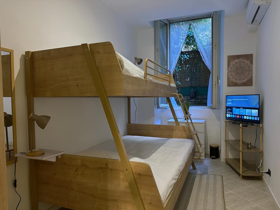 Bedroom, bunk bed