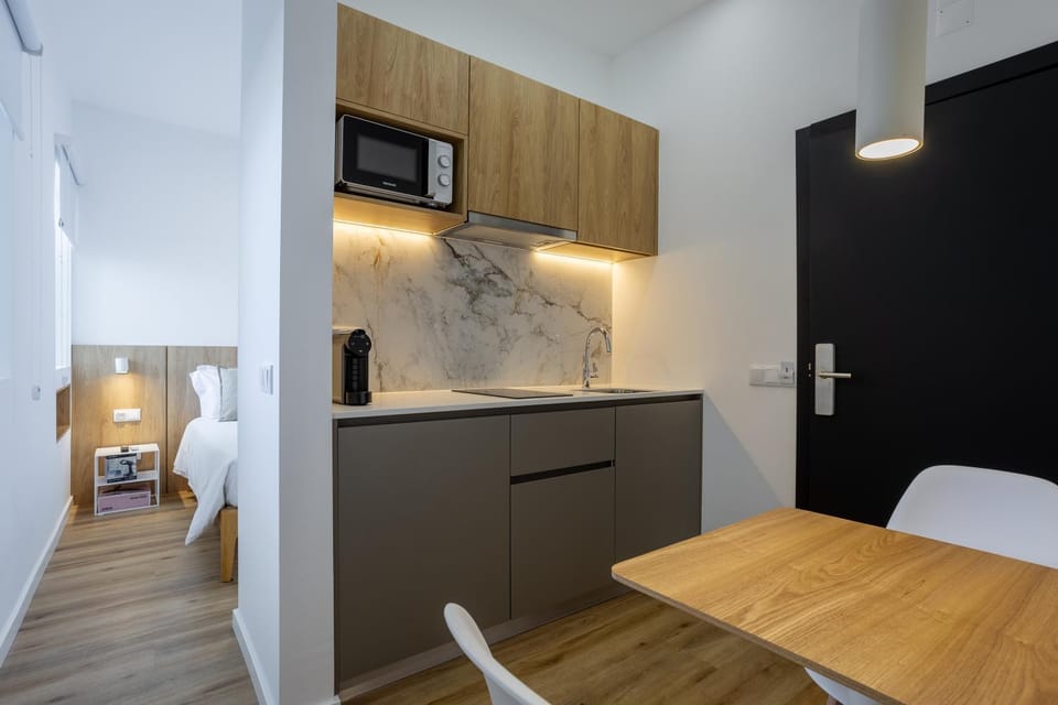 Kitchen or kitchenette, Dining area