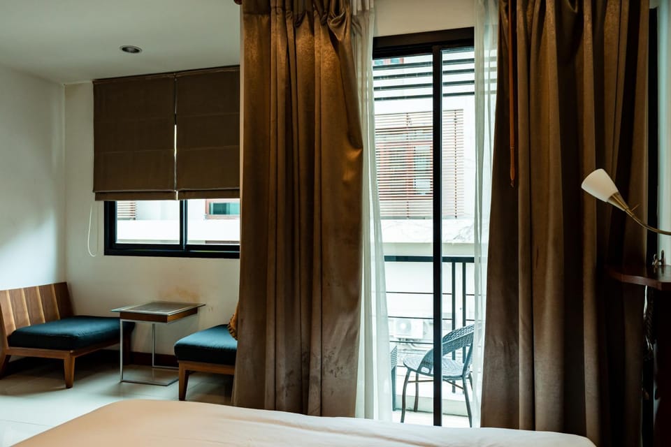 Photo of the whole room, Seating area