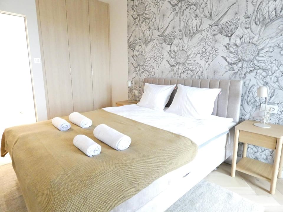 Bed, Photo of the whole room, Bedroom, towels