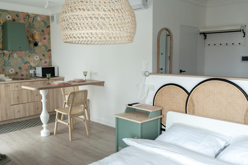 Bed, Kitchen or kitchenette