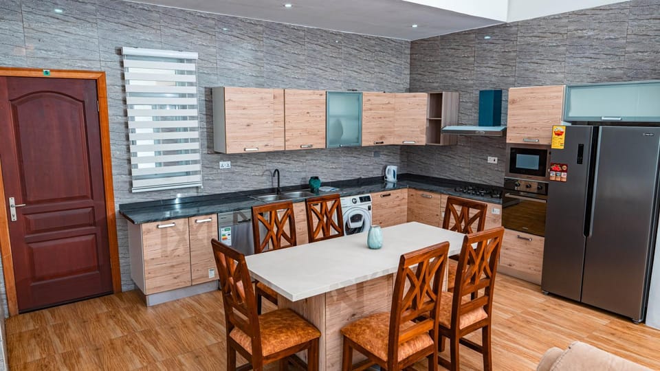 Kitchen or kitchenette, Dining area
