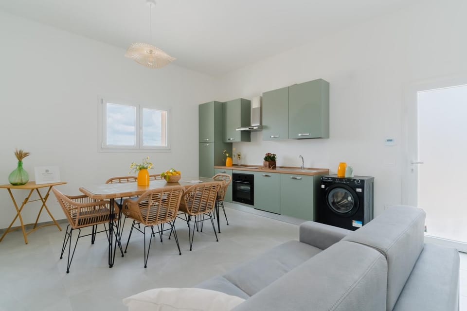 Kitchen or kitchenette, Dining area, oven, stove
