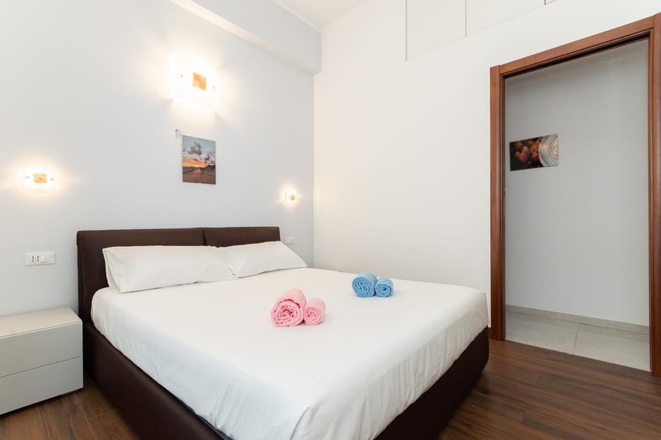 Bed, Photo of the whole room, Bedroom, towels, wardrobe