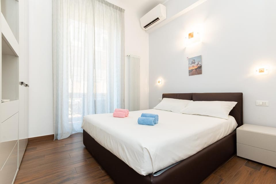 Bed, Photo of the whole room, Bedroom, towels, air conditioner