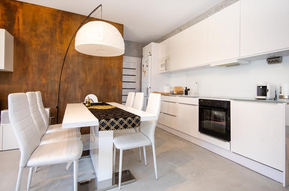 Coffee/tea facilities, Kitchen or kitchenette, Dining area, stove