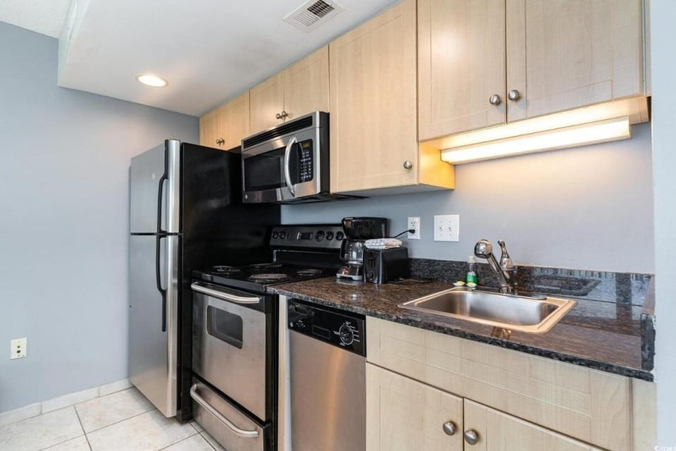 Kitchen or kitchenette, dishwasher, oven