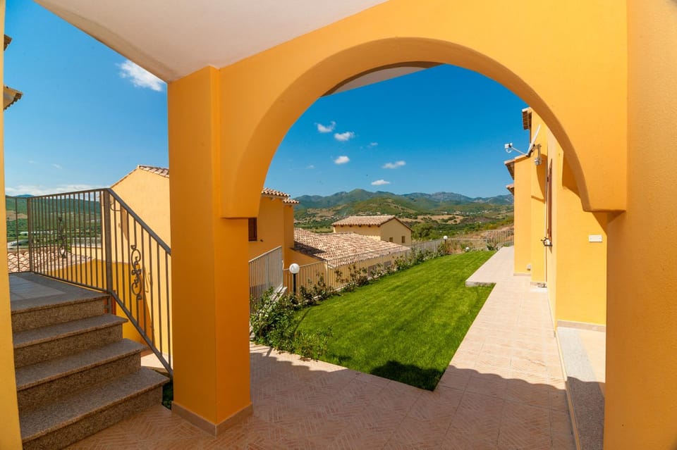 Property building, Day, Natural landscape, Balcony/Terrace, Mountain view