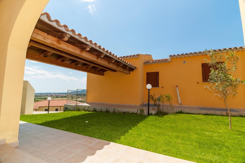Property building, Day, Garden, Garden view