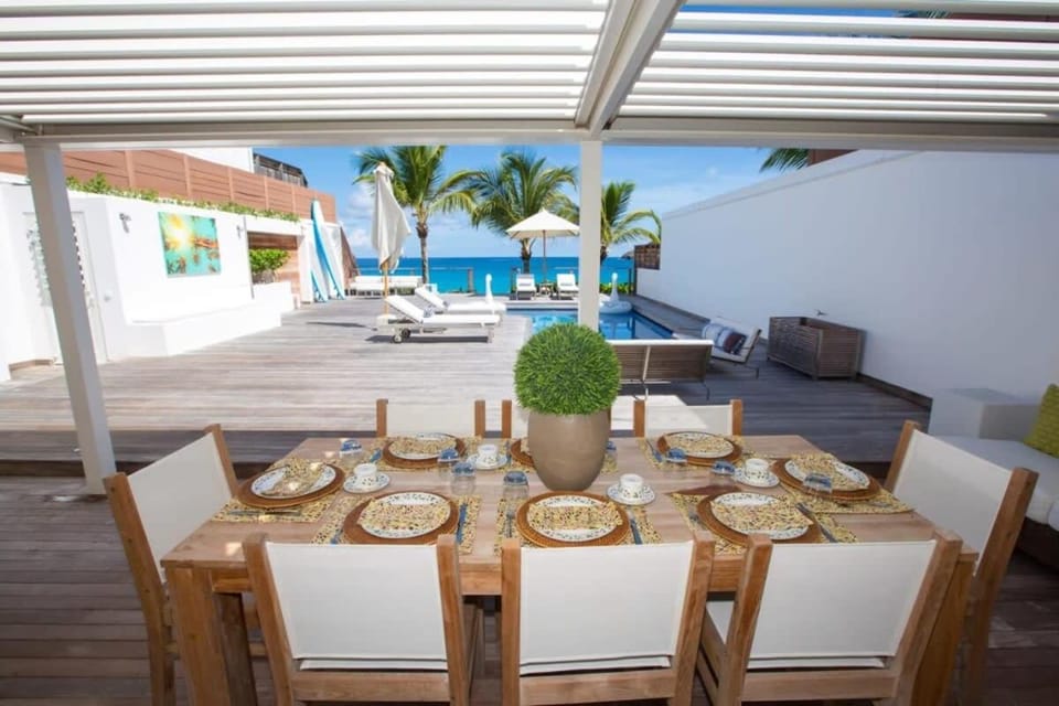 Fabulous Villa with a Spacious Interior Villa in Leeward Islands