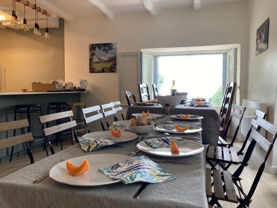 Food and drinks, Seating area, Dining area