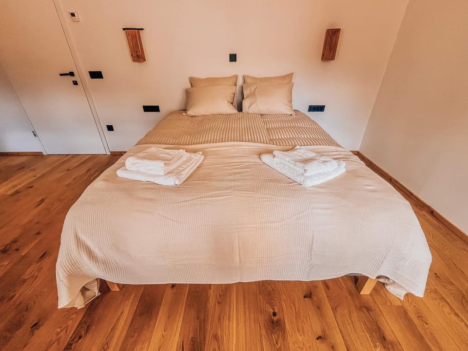 Bed, Bedroom, towels