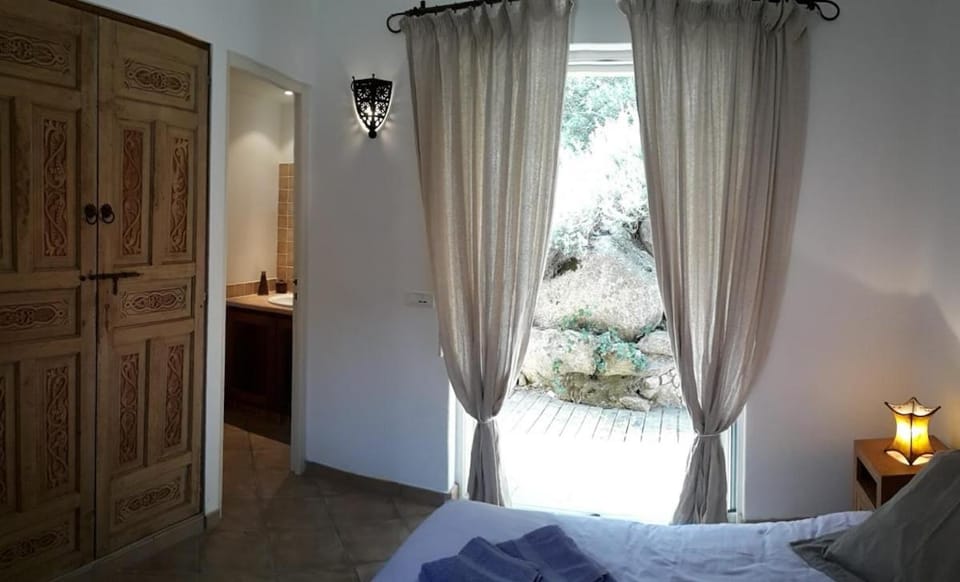 Villa dans un domaine avec plusieurs plages privees Villa in Porto-Vecchio