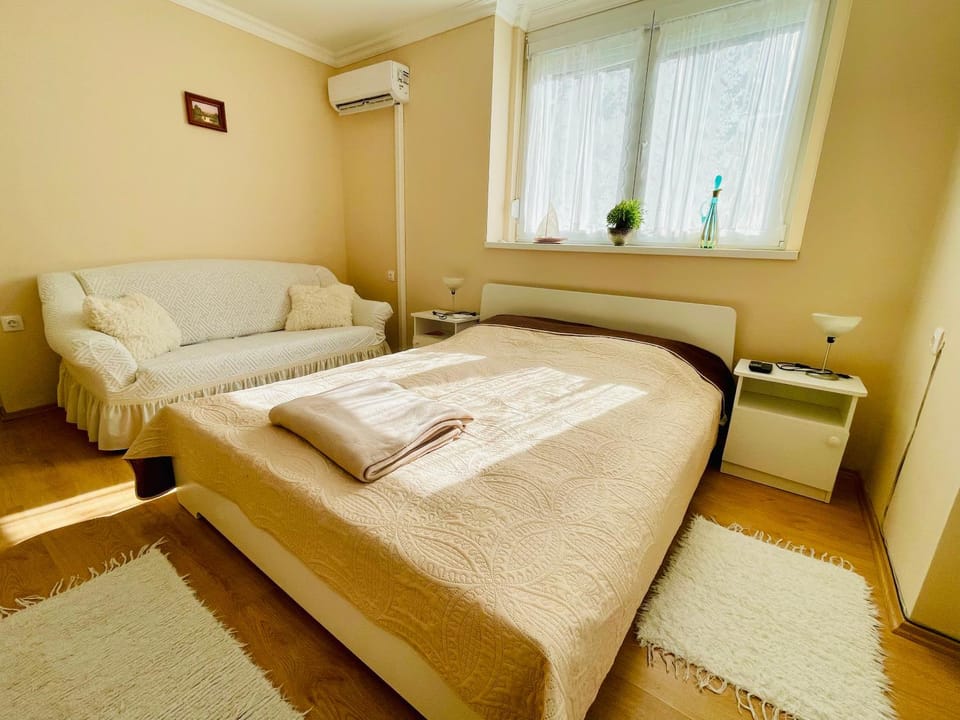 Seating area, Bedroom, air conditioner