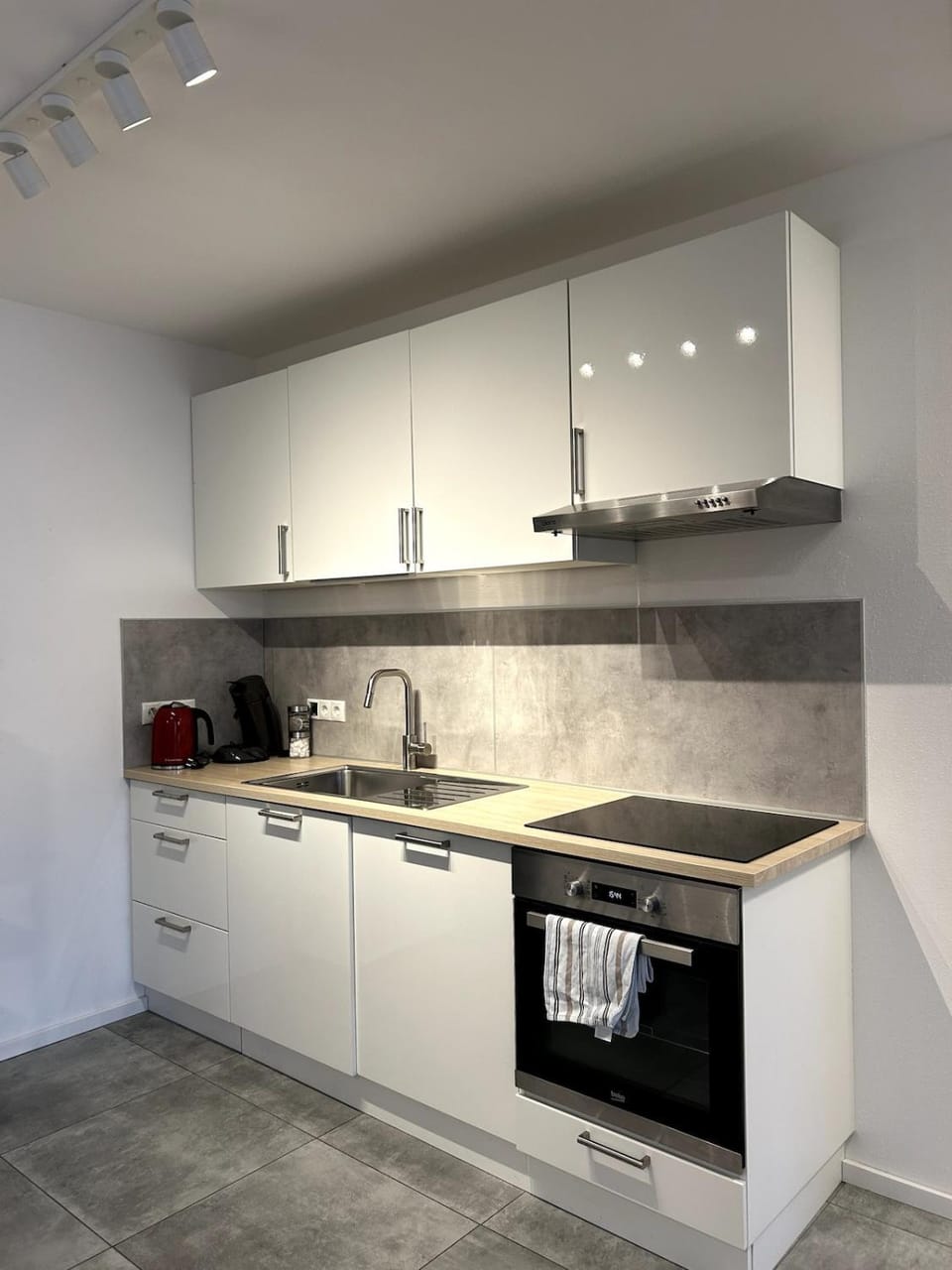 Coffee/tea facilities, Kitchen or kitchenette, dishwasher, oven, stove