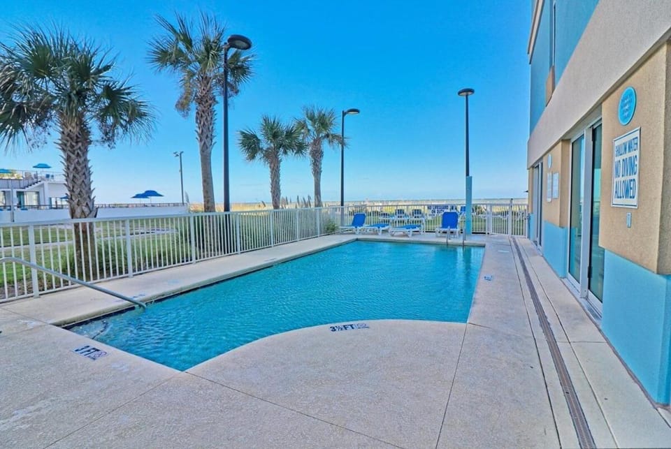 Pool view, Swimming pool, sunbed