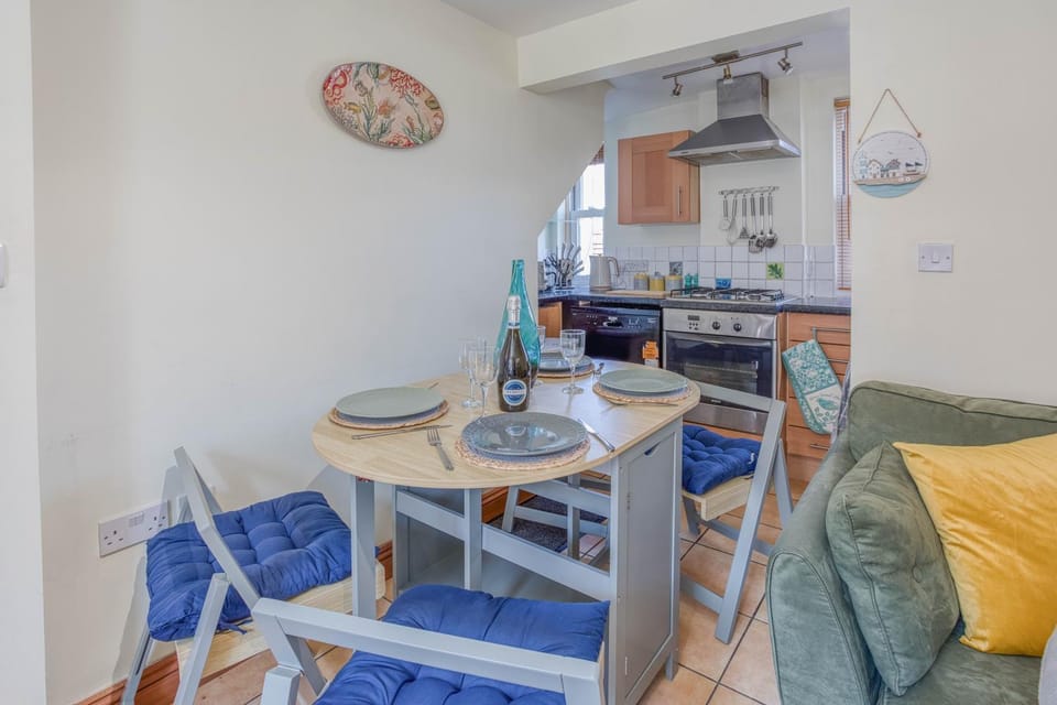 Kitchen or kitchenette, Seating area, Dining area, stove