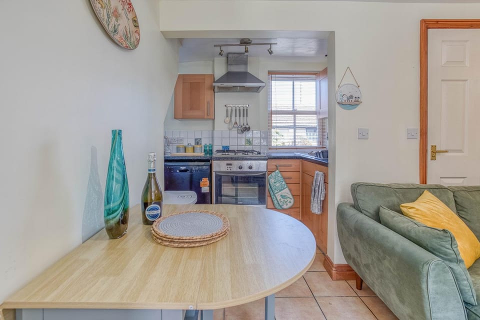 Kitchen or kitchenette, Seating area