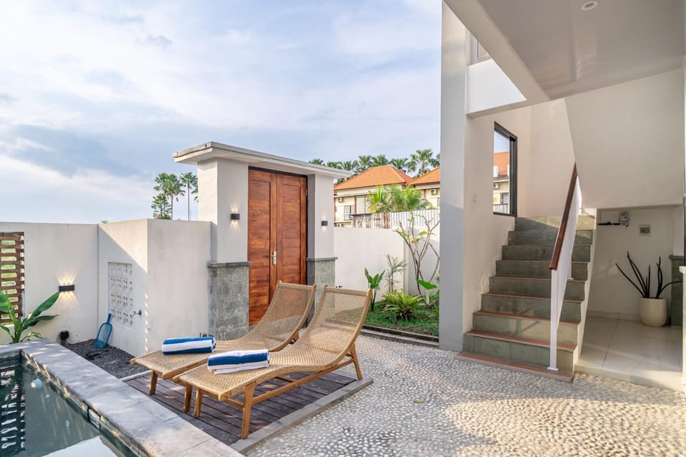 Balcony/Terrace, Living room, Seating area, Swimming pool, Location, sunbed, sunbed