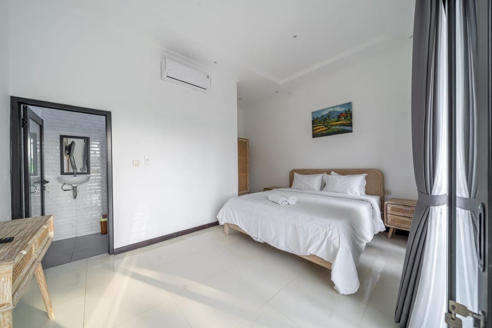 Bed, Photo of the whole room, Bedroom, air conditioner